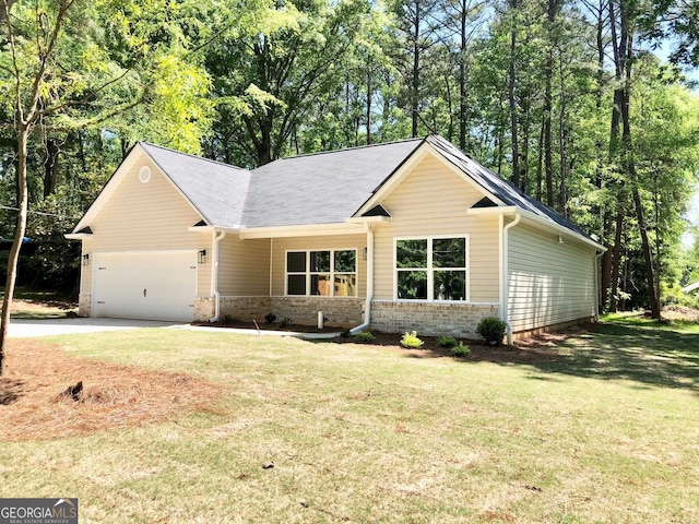 view of front of property featuring a front yard and a garage