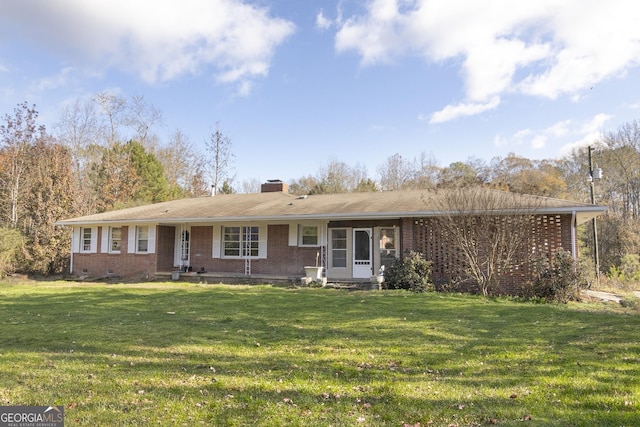 single story home with a front lawn