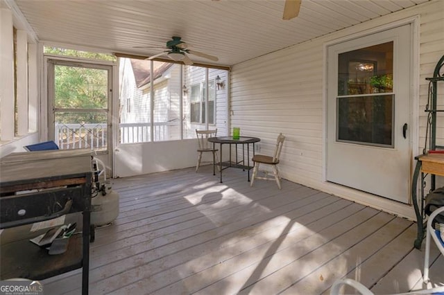 sunroom with ceiling fan