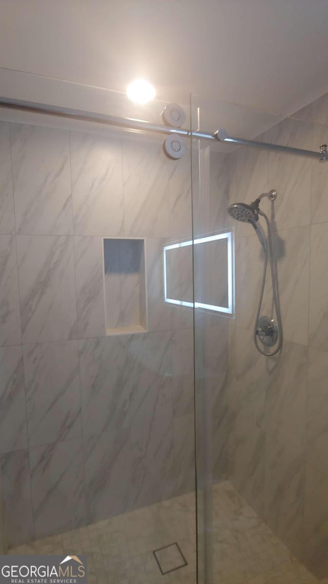 bathroom featuring a tile shower