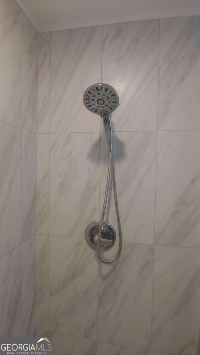 details featuring tiled shower