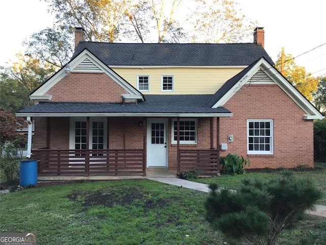 view of front of house featuring a porch and a front lawn