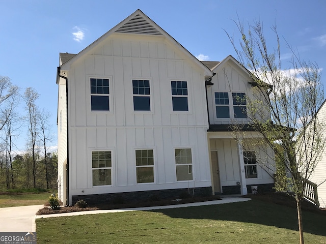 view of front facade with a front yard