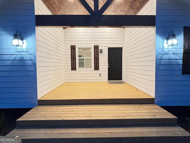 property entrance featuring a deck