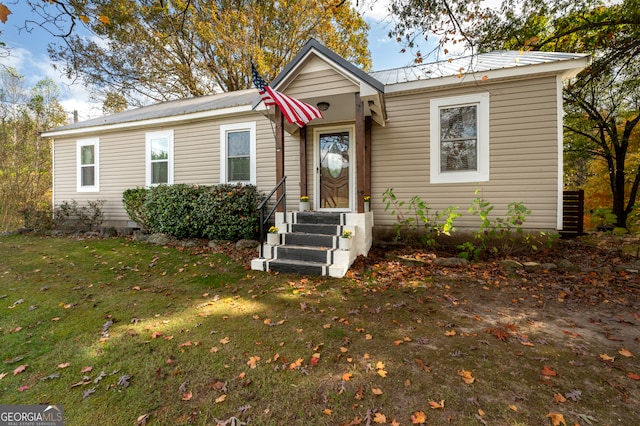 view of front of property featuring a front lawn