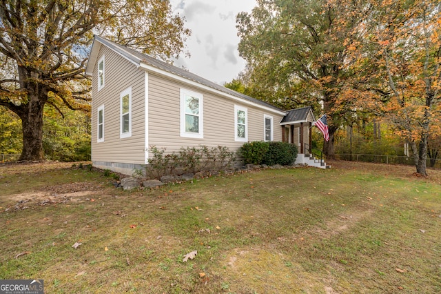 view of front of property with a front lawn