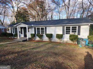 single story home featuring a front yard