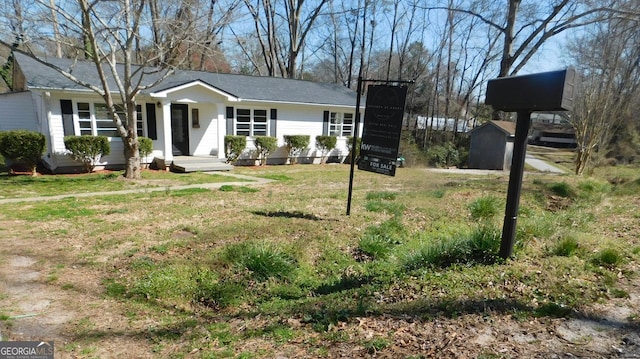 ranch-style home featuring a front lawn