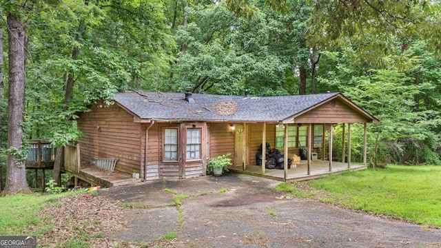 view of front facade featuring a patio area and a front yard