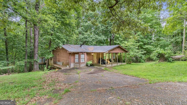 view of front of home with a front lawn