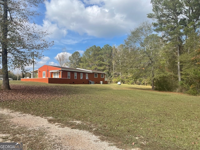 view of side of property featuring a lawn