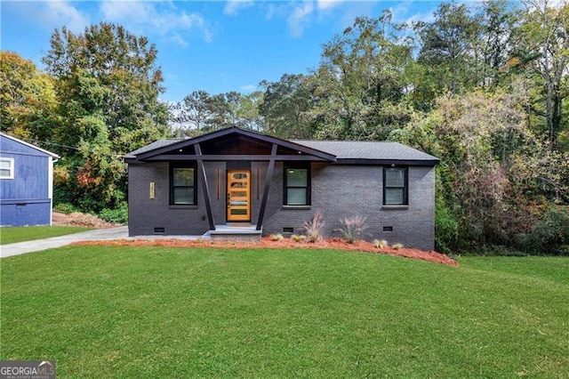 view of front of house featuring a front yard