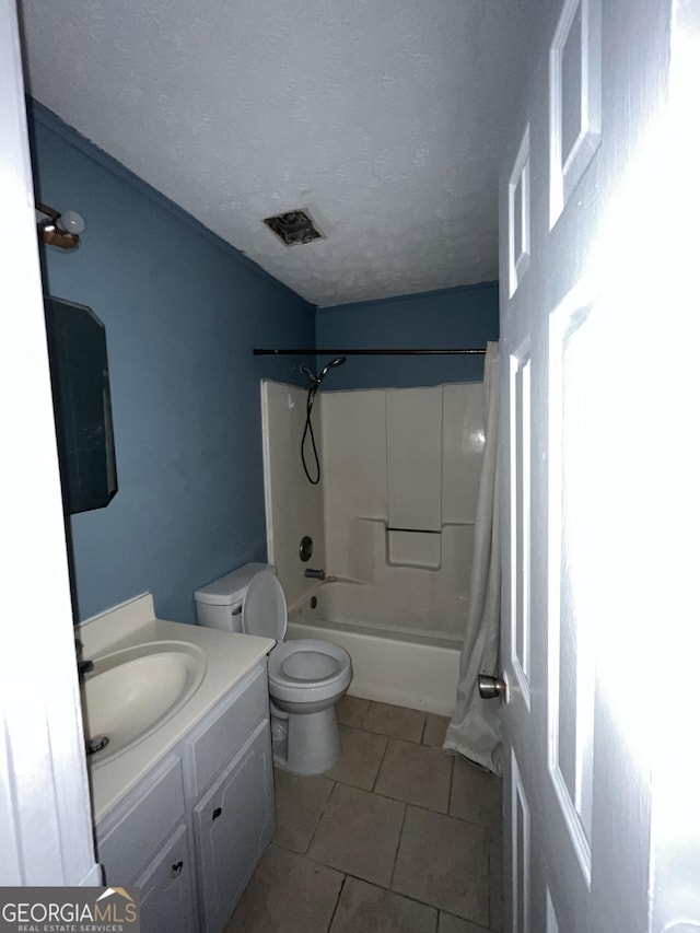 121-123 E King Ave, Kingsland, GA 31548 - full bath with shower / tub combo with curtain, vanity, toilet, tile patterned floors, and a textured ceiling