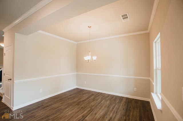 unfurnished room featuring dark wood-type flooring, crown molding, and a notable chandelier