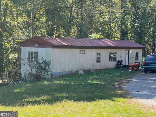 view of front of property featuring a front yard