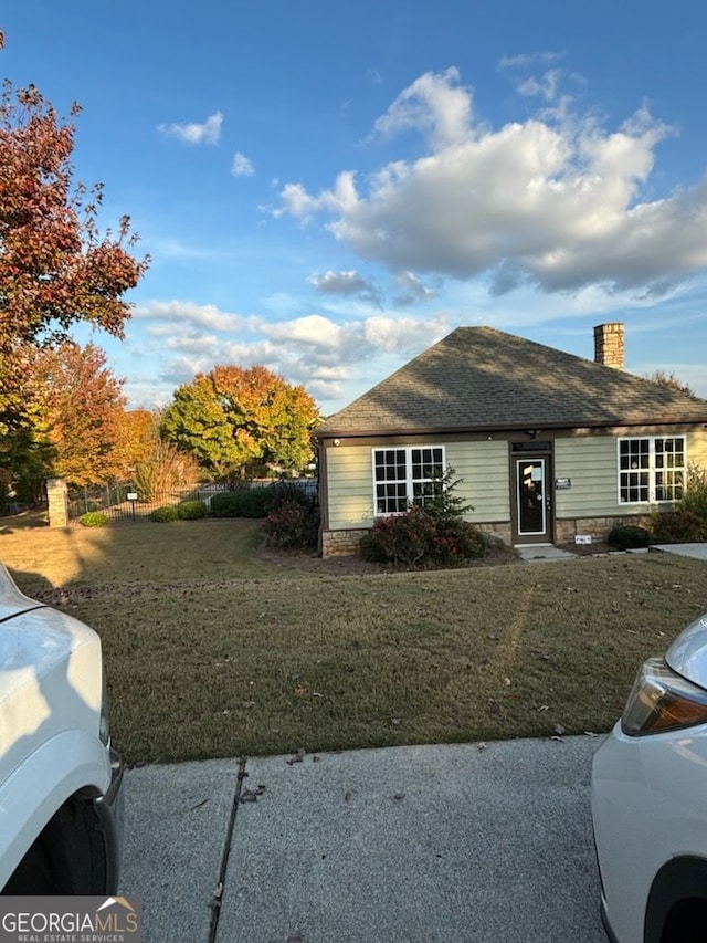 view of front of property featuring a front lawn