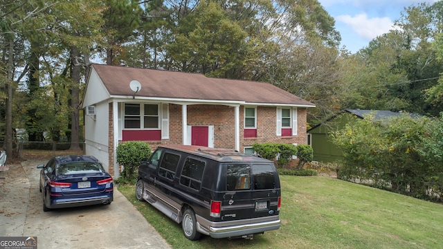 view of front of home featuring a front yard