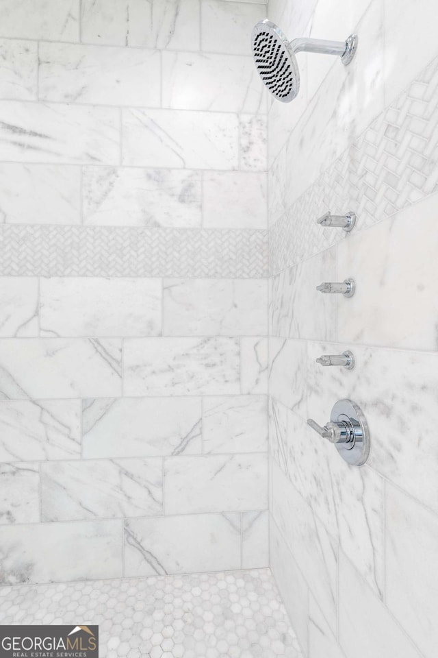 details featuring tiled shower