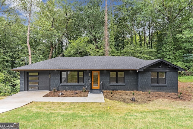 view of front of home featuring a garage and a front yard