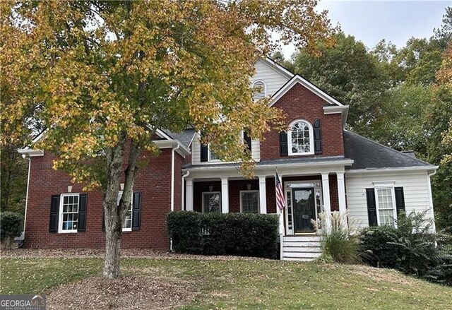 view of front of property featuring a front lawn