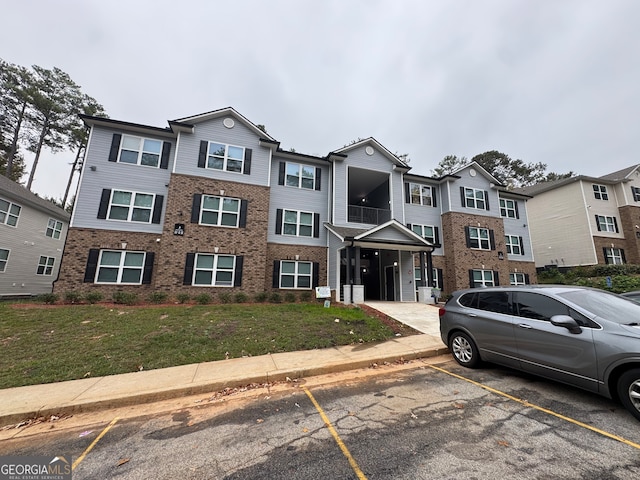 townhome / multi-family property featuring a front yard