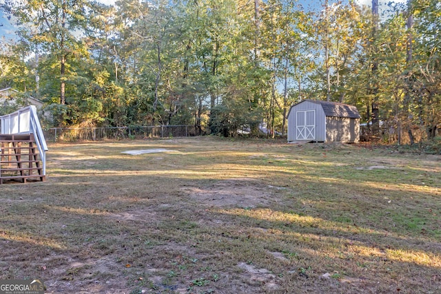 view of yard featuring a storage unit