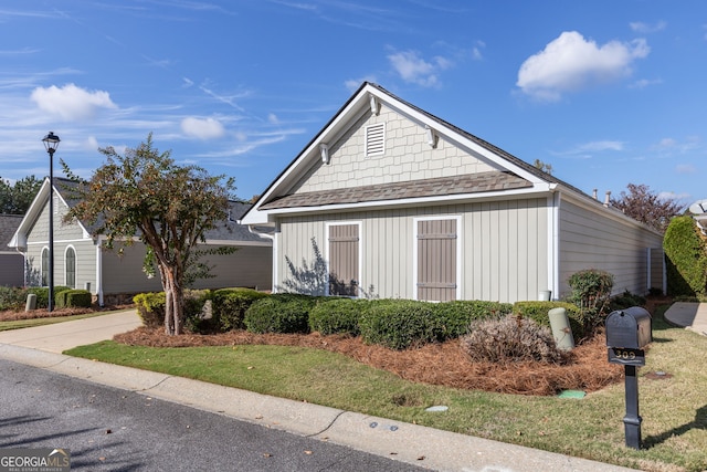 view of side of property featuring a lawn