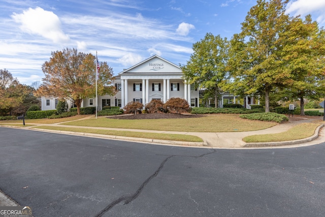 view of front of property featuring a front lawn