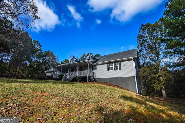 view of front of home with covered porch and a front lawn