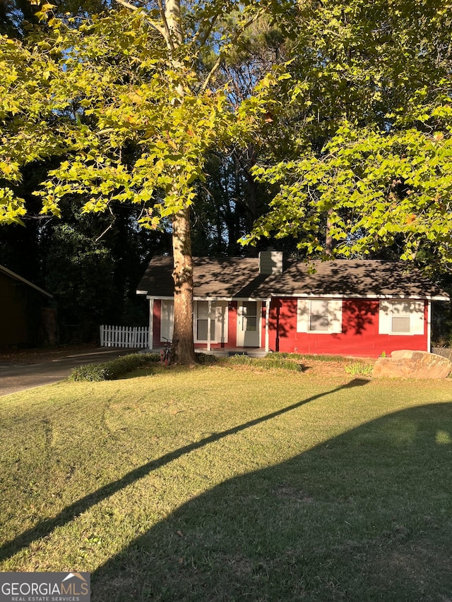 view of front facade with a front yard