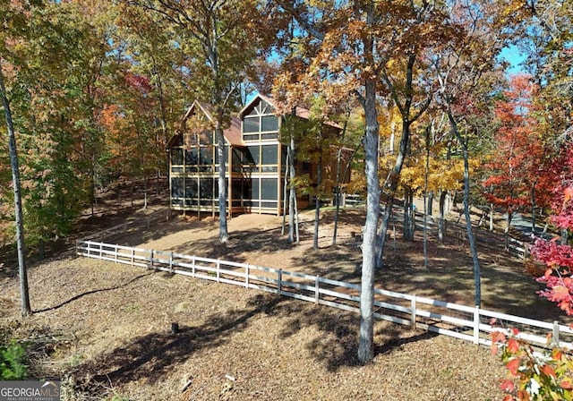 view of yard with an outdoor structure