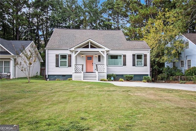 view of front facade with a front lawn