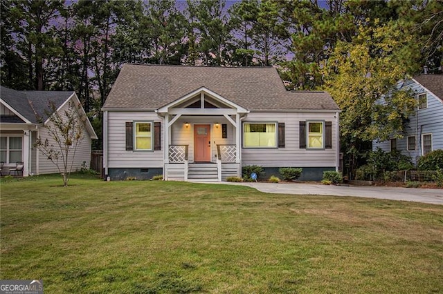 view of front of property featuring a front lawn