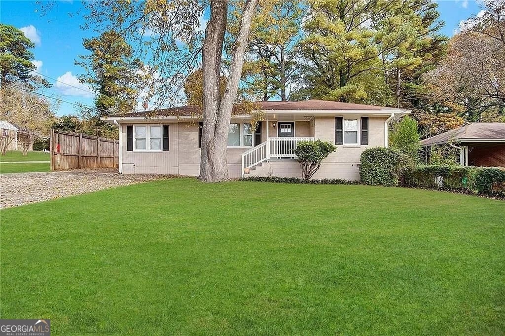 ranch-style house with a front yard