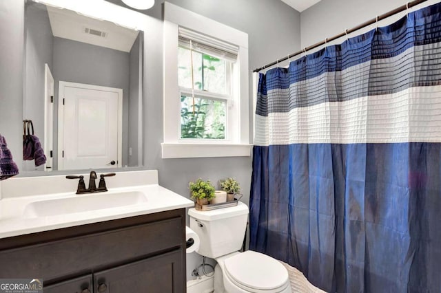 bathroom with toilet, a shower with curtain, and vanity