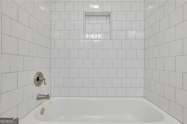 bathroom with tiled shower / bath combo