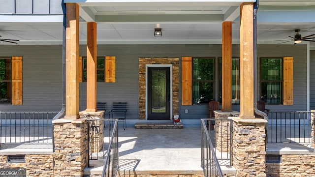 view of exterior entry featuring covered porch and ceiling fan