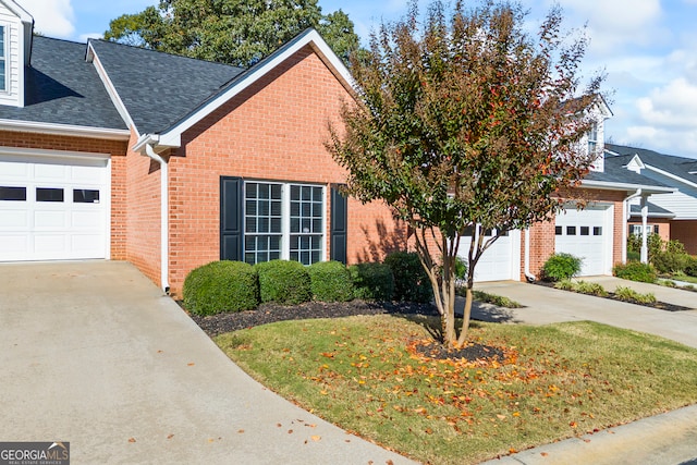 view of front facade with a front yard