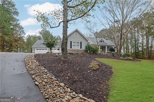 view of front of home featuring a front yard and a garage