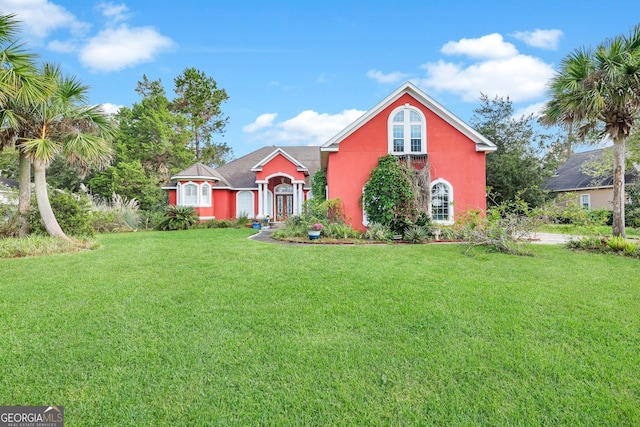 view of front facade featuring a front lawn