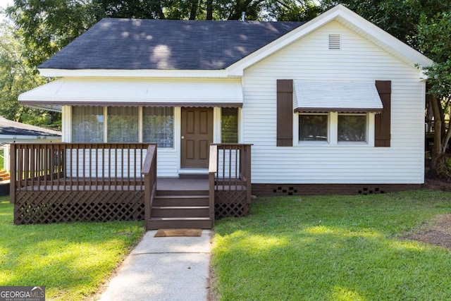 view of front of house featuring a front lawn