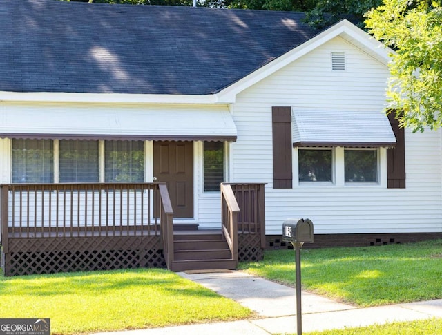 view of front of house featuring a front lawn