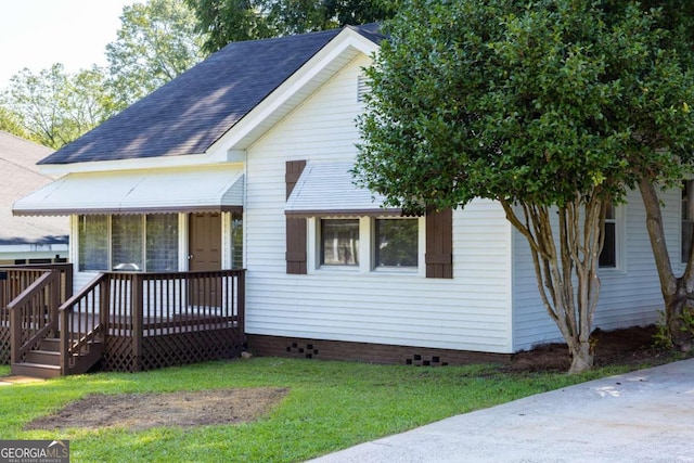 view of front of property with a front lawn