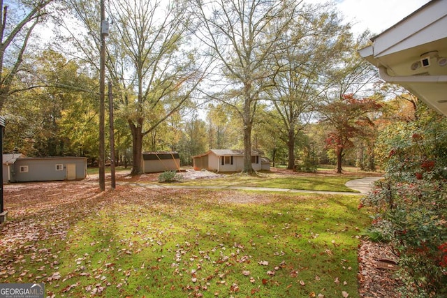 view of yard with an outbuilding