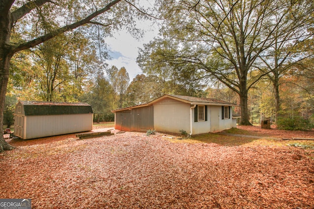 view of side of property featuring a storage shed