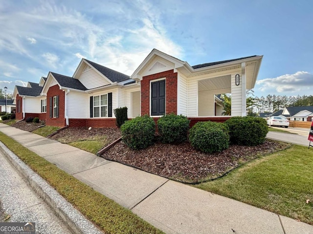 view of front facade featuring a front lawn