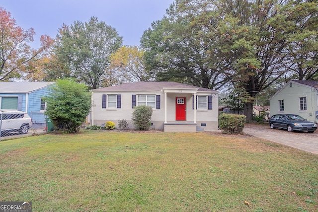 view of front of property featuring a front yard