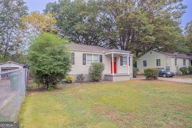 view of front of property featuring a front yard