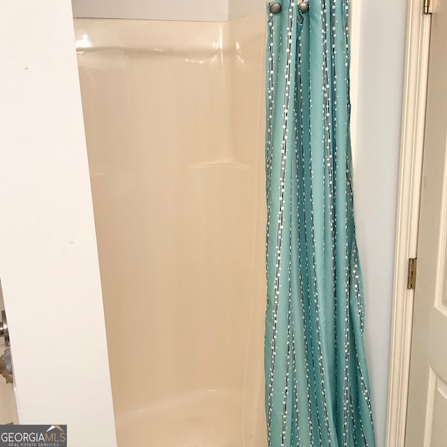 bathroom featuring a shower with shower curtain