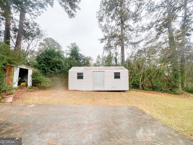 view of outdoor structure with a yard